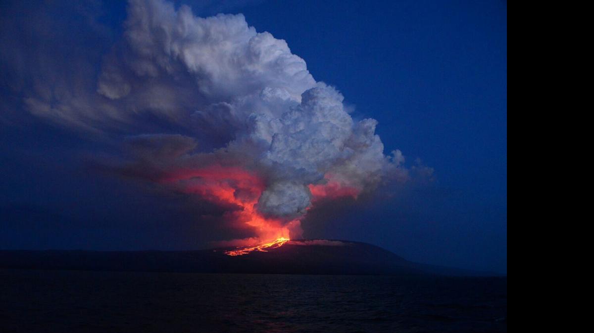 
Fotografía cedida el lunes por la Dirección del Parque Nacional Galápagos de la erupción del volcán Wolf, situado en la isla Isabela del archipiélago ecuatoriano de Galápagos, y que alberga la única población de iguanas rosadas del mundo. 
