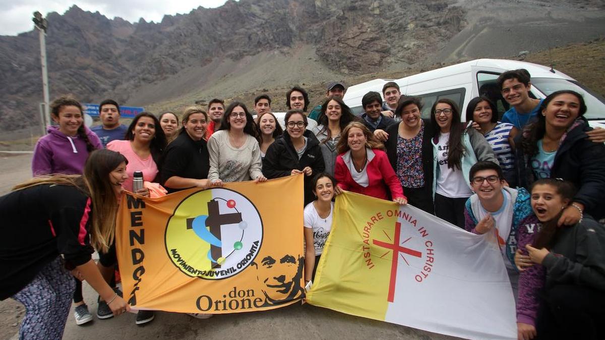 Fieles argentinos, que intentan acercarse al Papa Francisco cruzando los Andes, posan para una foto mientras esperan en el Paso Internacional Los Libertadores en la frontera Chile-Argentina el 13 de enero de 2018.