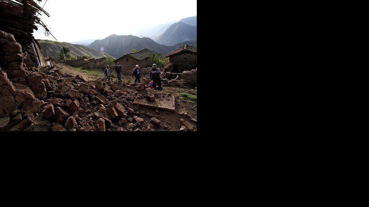 
Residentes de Mica observan los daños ocasionados por el terremoto en esa zona de los Andes de Perú.
