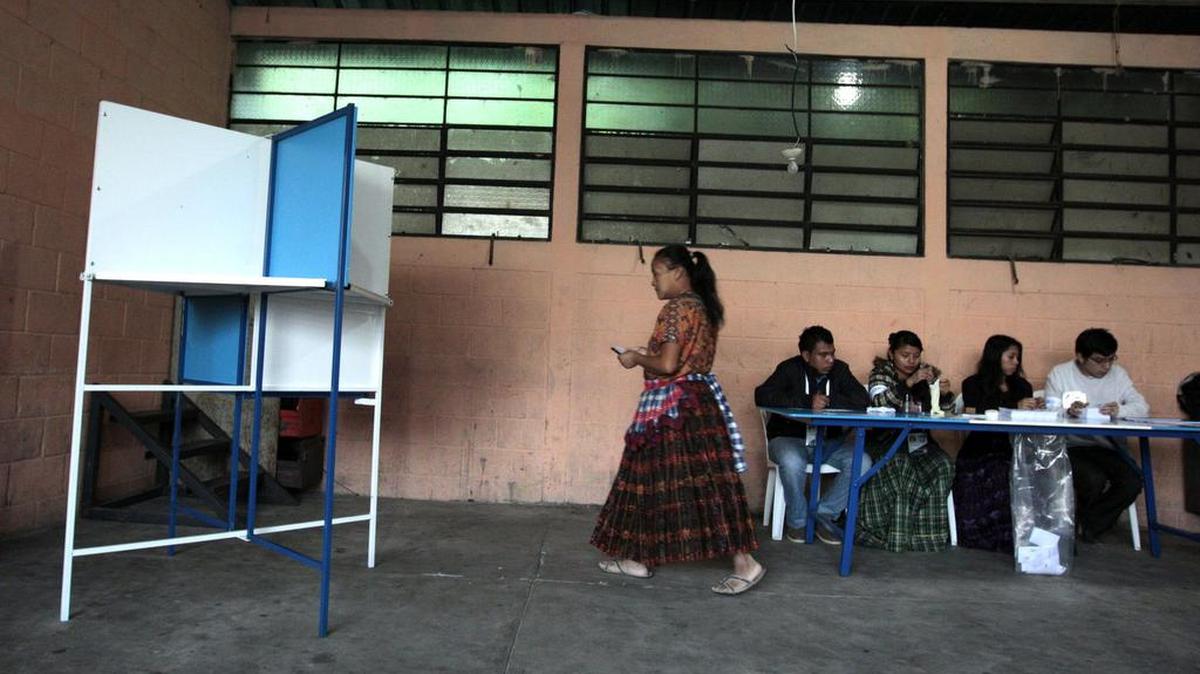 Los primeros votantes del día en una escuela en Santa Cruz, Chinautla, durante la elecciones presidenciales de este domingo en Guatemala.