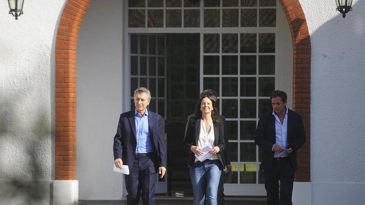 El presidente argentino Mauricio Macri (i) y la ministra de Desarrollo Social, Carolina Stanley (c), salen luego de una conferencia de prensa el miércoles 28 de septiembre de 2016, en la quinta de Los Olivos en Buenos Aires (Argentina).
