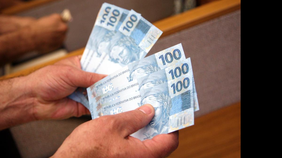 
Un empleado del Banco Central de Brasil muestra moneda brasileña, en el 2010, en Brasilia. El desangre histórico del ahorro de los brasileños en los seis primeros meses del año se produjo en momentos en que los economistas proyectan para el 2015 una retracción económica del 1.5%.
