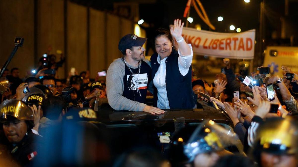La ex candidata presidencial Keiko Fujimori saluda el viernes a los partidarios junto a su esposo Mark Villanella, cuando sale de prisión en Lima.