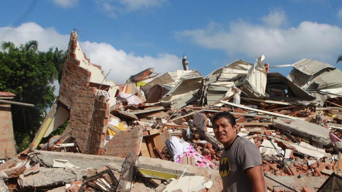 Un hombre camina el lunes por una zona donde un hotel se desplomó, tras un fuerte sismo de 7.8 grados que sacudió al país, en la zona hotelera de Tarqui en Manta.