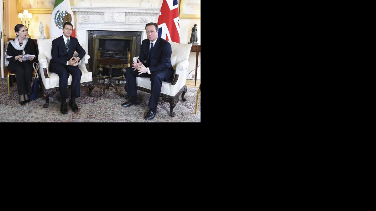
El primer ministro británico, David Cameron (dER.), mantiene un encuentro con el presidente mexicano, Enrique Peña Nieto en la residencia oficial de Cameron, en Londres, Reino Unido, el miércoles. 
