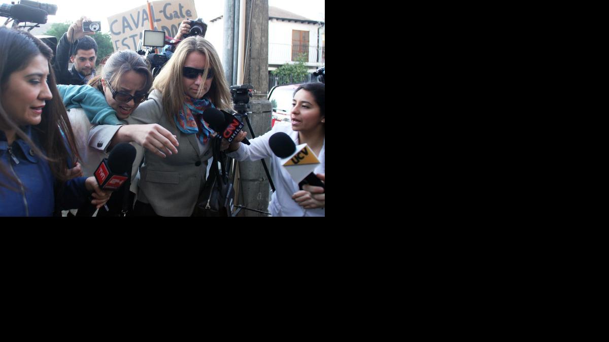 
 Natalia Compagnon (der.), nuera de la presidenta de Chile, Michelle Bachelet, y su abogada Jessica Norambuena (izq.) son abordadas por periodistas a su llegada a la fiscalía regional de Rancagua.
