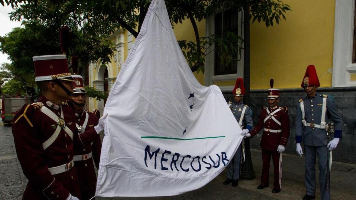 Militares venezolanos participan en la izada de bandera de Mercosur en la entrada de la sede protocolar de la cancillería de Venezuela, el 5 de agosto del 2016, en Caracas (Venezuela).