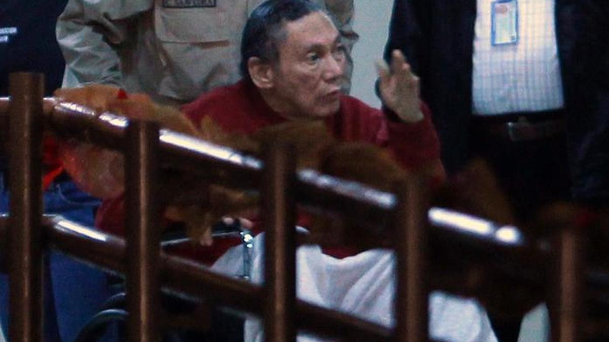 En esta imagen de archivo se ve al ex-dictador panameño, Manuel Antonio Noriega saludando mientras es llevado en silla de ruedas a la prisión El Renacer.