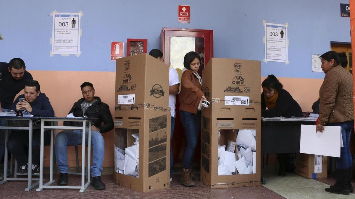 Ecuatorianos acuden a las urnas de votación el domingo 19 de febrero de 2017, en la ciudad de Guayaquil (Ecuador).