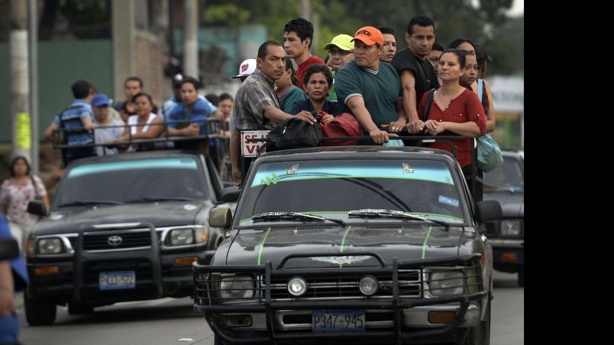 
Decenas de salvadoreños son trasladados en camionetas que el gobierno puso a disposición el martes en San Salvador. Esa capital sufre por segundo día un paro en el transporte colectivo causado por el asesinato de seis conductores de autobús atribuidos a pandillas.
