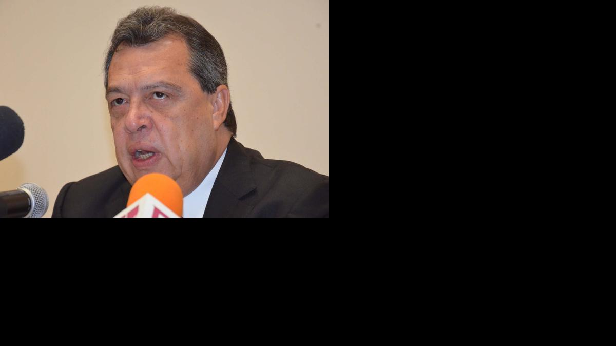
El gobernador del estado de Guerrero, Angel Guerrero, anuncia que se separa del cargo el jueves en una conferencia de prensa, en Chilpancingo.
