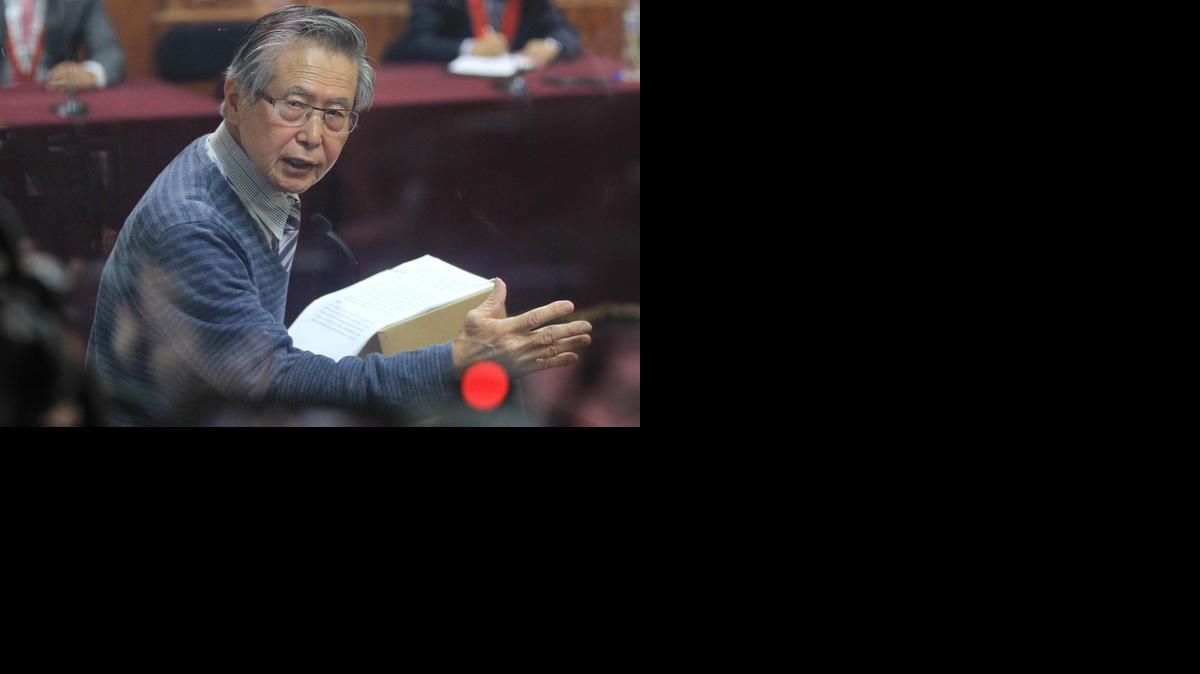 
El ex presidente de Perú Alberto Fujimori habla durante su alegato final de defensa el lunes 29 de diciembre de 2014, en Lima (Perú). 
