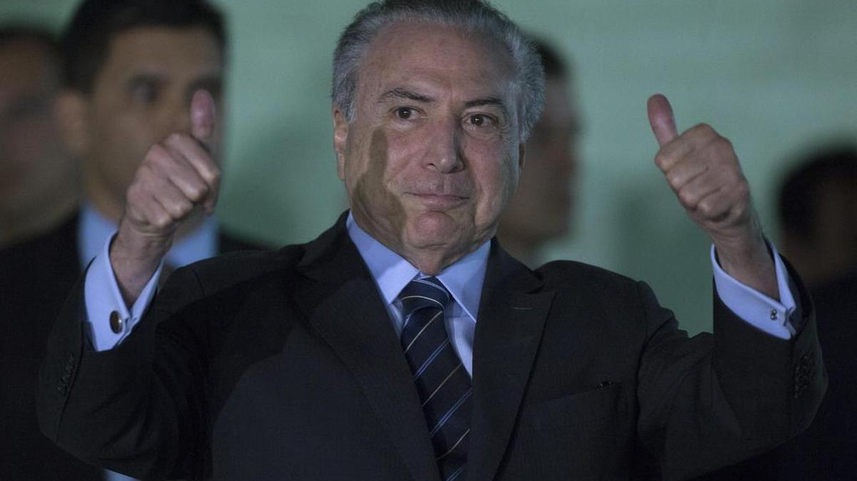 El presidente de Brasil, Michel Temer, levanta sus pulgares hacia la prensa luego de ser dado de alta del Hospital del Ejército de Brasilia (Brasil), el miércoles 25 de octubre de 2017.