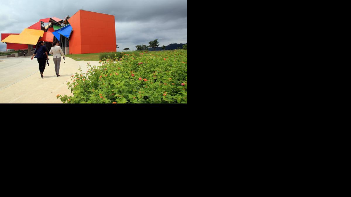 
Dos mujeres visitan el Biomuseo. La historia del surgimiento del istmo de Panamá hace tres millones de años y cómo impactó su evolución en el mundo, será contada a partir del martes tras la inauguración del museo, el primero y único proyecto en América Latina del reconocido arquitecto canadiense Frank Gehry. 
