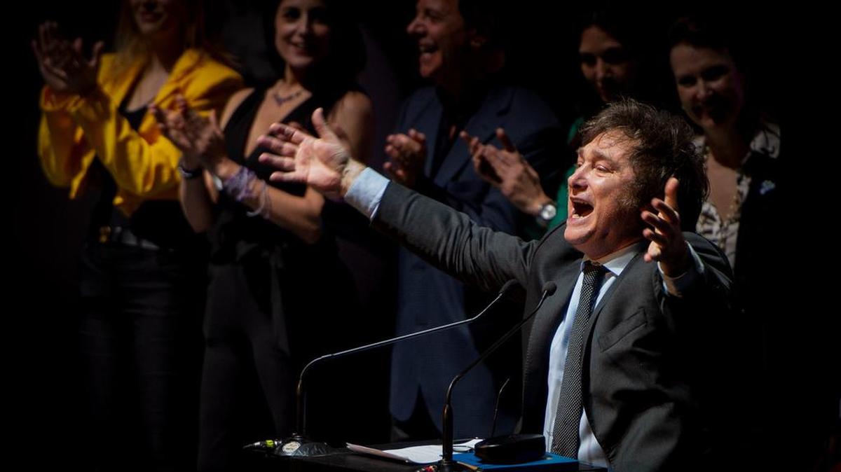 18 de octubre de 2023, Argentina, Buenos Aires: Javier Milei (i), candidato presidencial del partido La Libertad Avanza, habla en el acto de cierre de campaña. Foto: Florencia Martin/dpa/Sipa USA