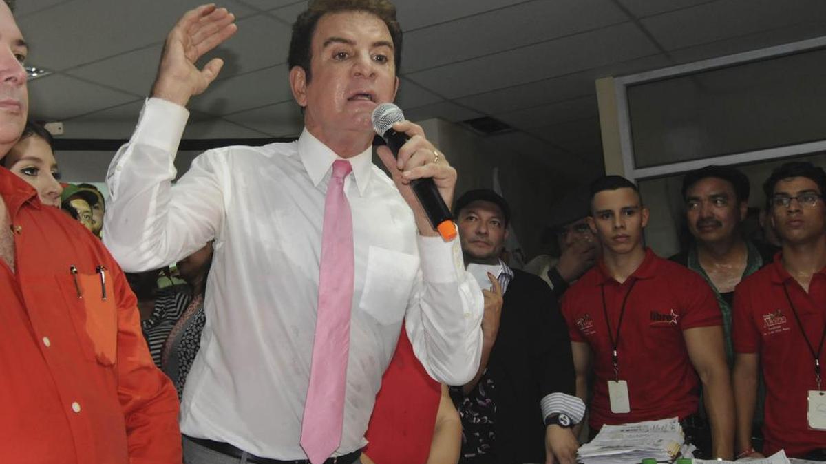 El candidato opositor a la presidencia hondureña, Salvador Nasralla, habla durante una conferencia de prensa el miércoles 29 de noviembre de 2017, en Tegucigalpa (Honduras).