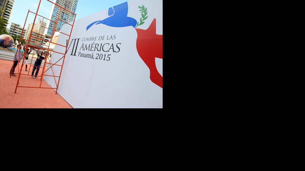 
Hombres trabajan el lunes en los preparativos para la VII Cumbre de las Américas en el centro de convenciones Atlapa, en la Ciudad de Panamá. 
