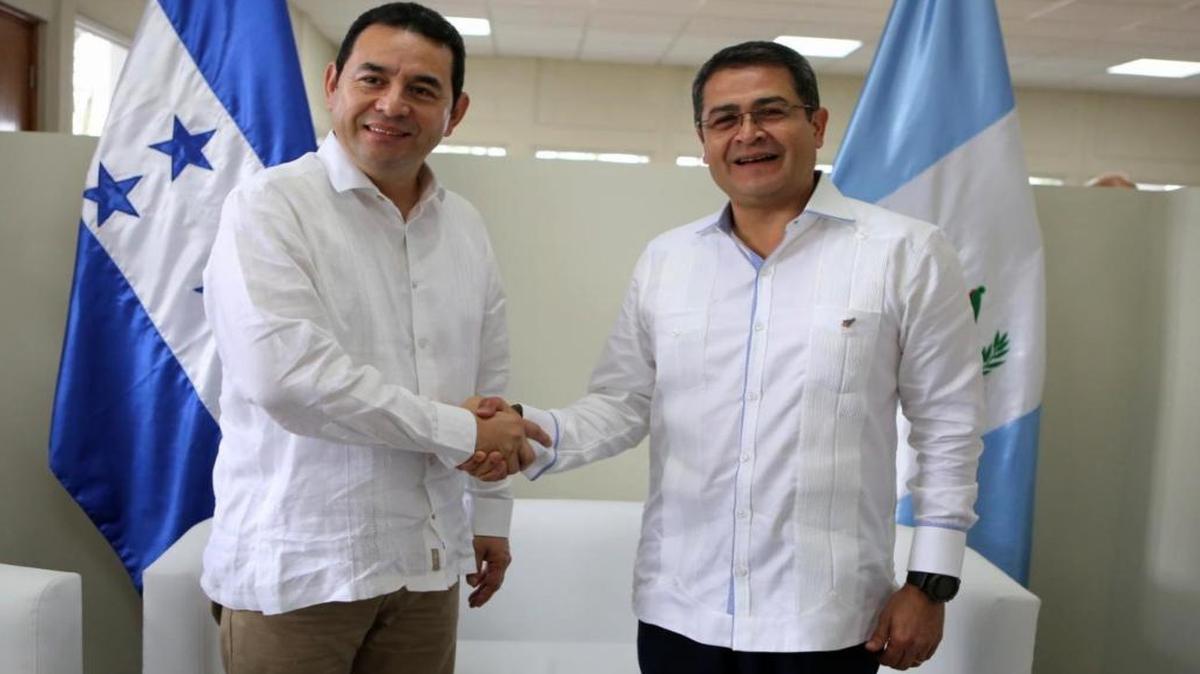 Los presidentes de Honduras, Juan Orlando Hernández (der), y de Guatemala, Jimmy Morales, aseguraron que la unión aduanera puesta en marcha este lunes 26 de junio hará a ambos países más atractivos para la inversión al tiempo que sienta las bases para la futura integración a nivel de aduanas de Centroamérica.