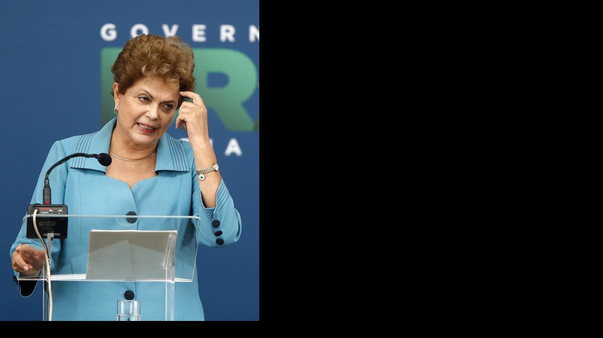 
La mandataria brasileña, Dilma Rousseff, habla hoy, jueves 12 de marzo de 2015, durante la ceremonia de inauguración de las obras de ampliación y modernización del puerto de Río de Janeiro (Brasil). Rousseff aseguró que las dificultades sufridas por la mayor economía de América Latina son coyunturales y que el ajuste impulsado por el Gobierno para enfrentarlas comenzará a dar resultados a finales de este mismo año. 
