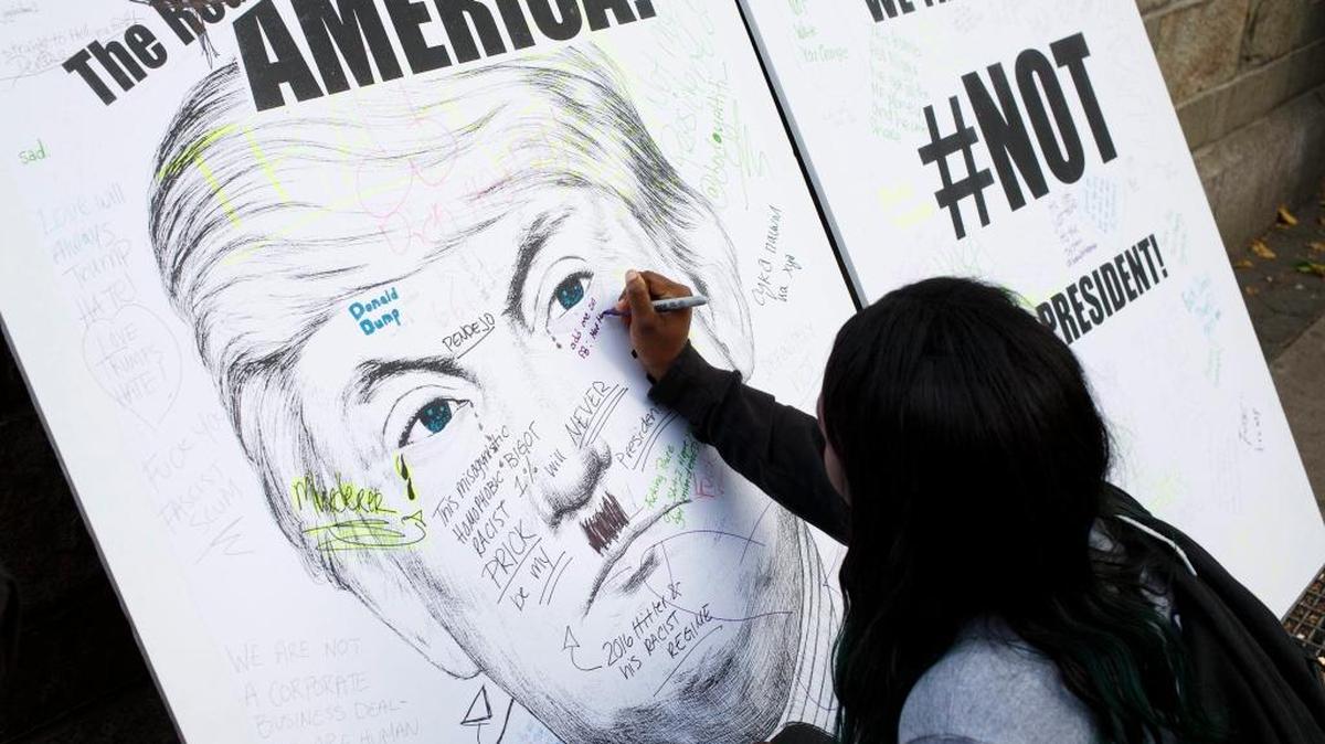 Un grupo de personas protesta contra el presidente electo estadounidense, Donald Trump, el 10 de noviembre de 2016, en Nueva York.