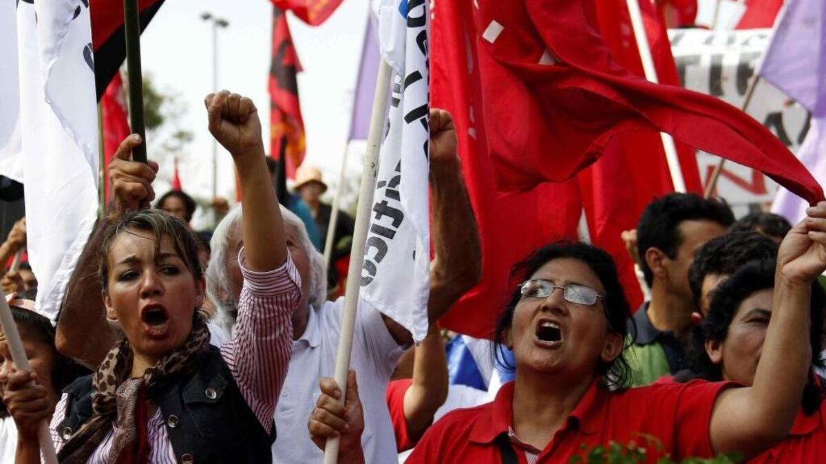 Cientos de manifestantes llegaron el lunes frente al Congreso de Asunción (Paraguay) pidiendo la renuncia del presidente paraguayo, Horacio Cartes.