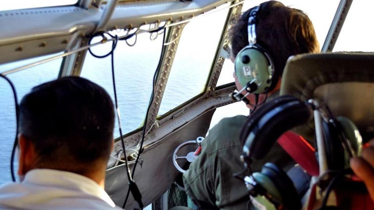 Fotografía cedida por la Armada Argentina el miércoles 22 de noviembre de 2017, que muestra la operación de un avión en la búsqueda del submarino ARA San Juan.