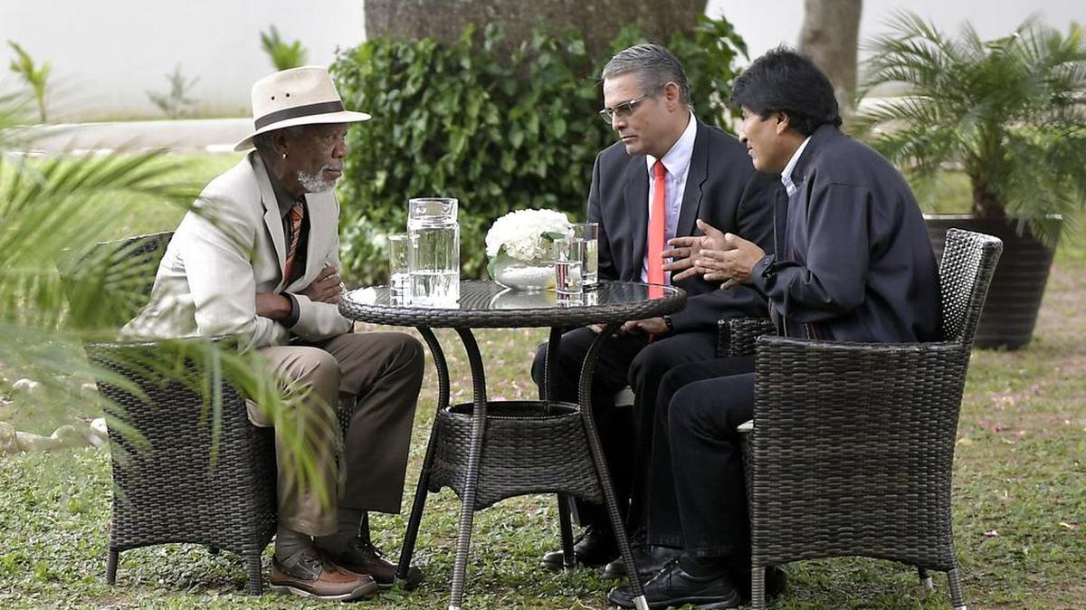 Fotografía cedida por la Agencia Boliviana de Información del presidente Evo Morales (d) quien conversa con el actor estadounidense Morgan Freeman el sábado 29 de abril de 2017, en Santa Cruz, Bolivia. El actor estadounidense Morgan Freeman visita Bolivia para la producción de una nueva temporada del documental "La Historia de Dios".