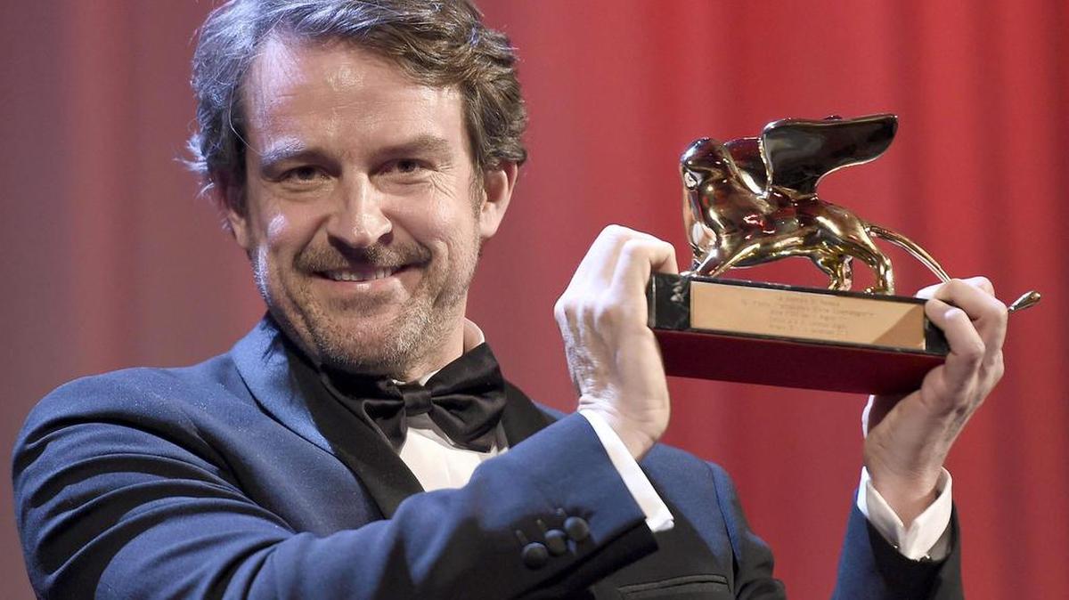 
El director venezolano Lorenzo Vigas muestra su premio León de Oro a la mejor película por su filme ‘Desde allá’, durante la ceremonia de premiación el sábado en el 72 Festival de Cine de Venecia.
