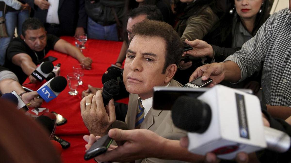 El candidato presidencial hondureño Salvador Nasralla realiza una conferencia de prensa en Tegucigalpa, Honduras. Foto de archivo.