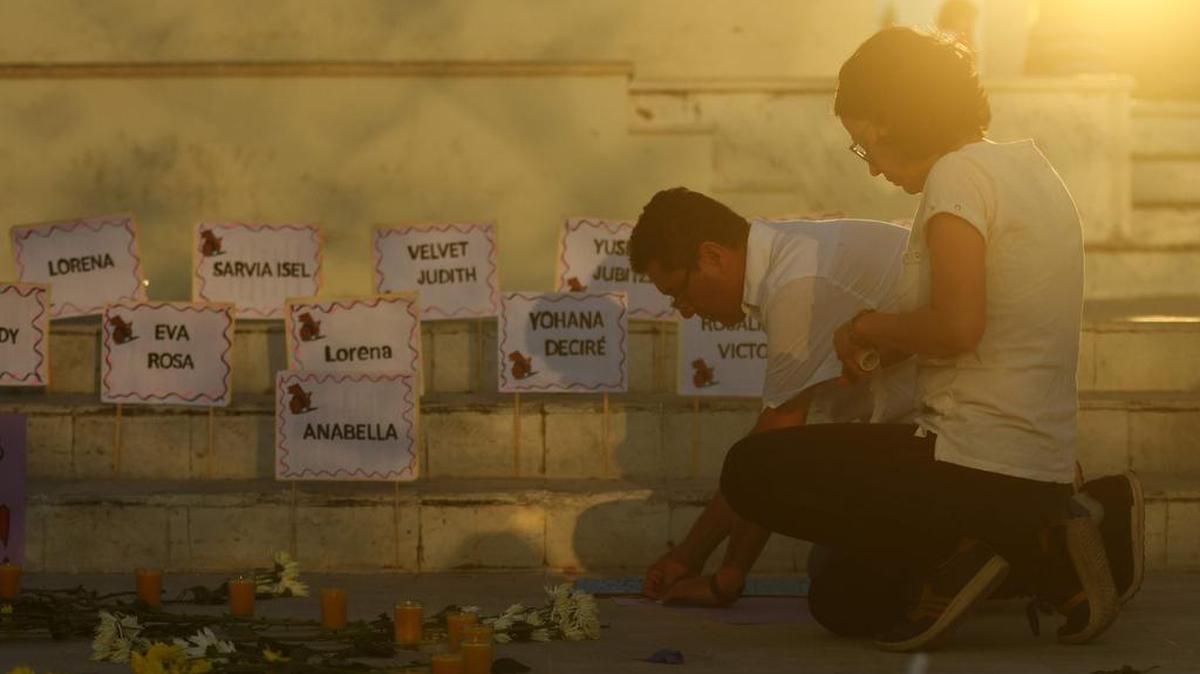 Activistas de derechos humanos protestan contra el feminicidio y la violencia en una manifestación en la plaza El Salvador del Mundo, en San Salvador, el 17 de marzo de 2017, para exigir justicia por el reciente incendio que mató a 40 niñas en un refugio para niños en San José Pinula, Guatemala.
