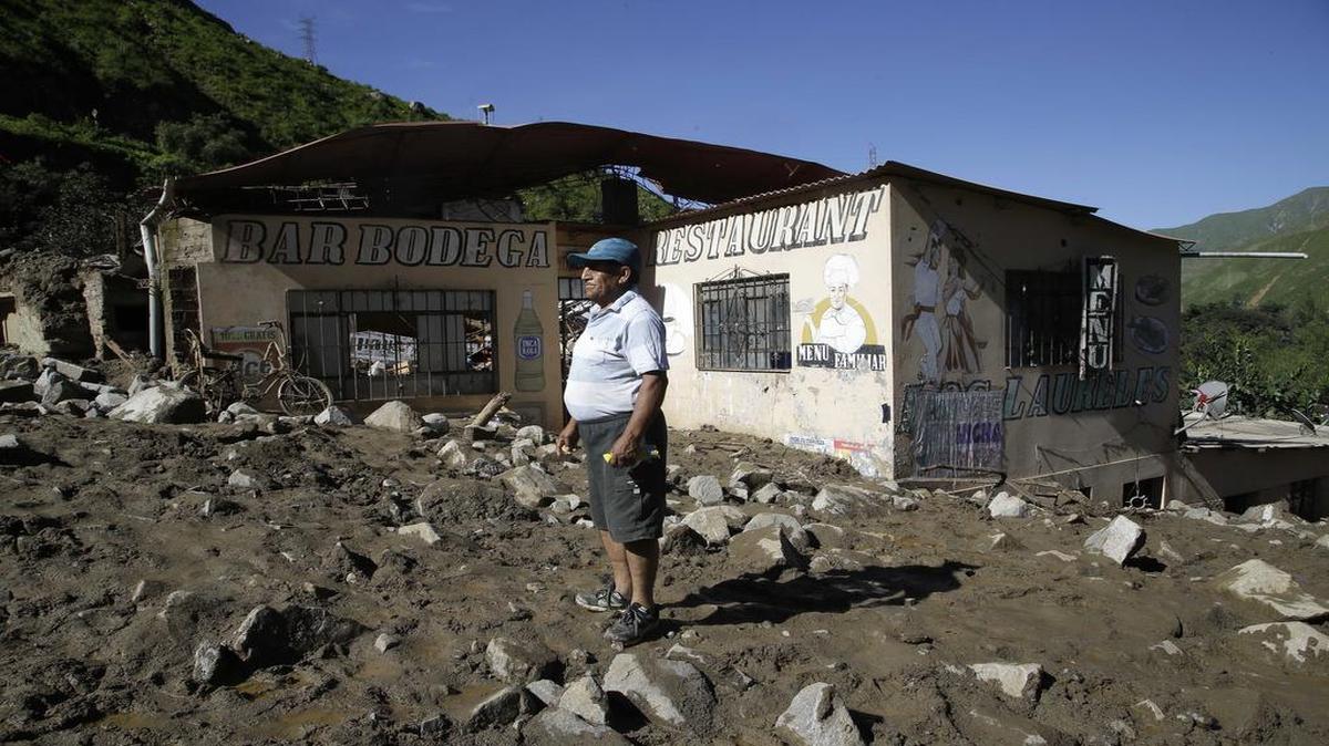 Un sobreviviente de las inundaciones junto a su casa destruida en Barbablanca, Perú.