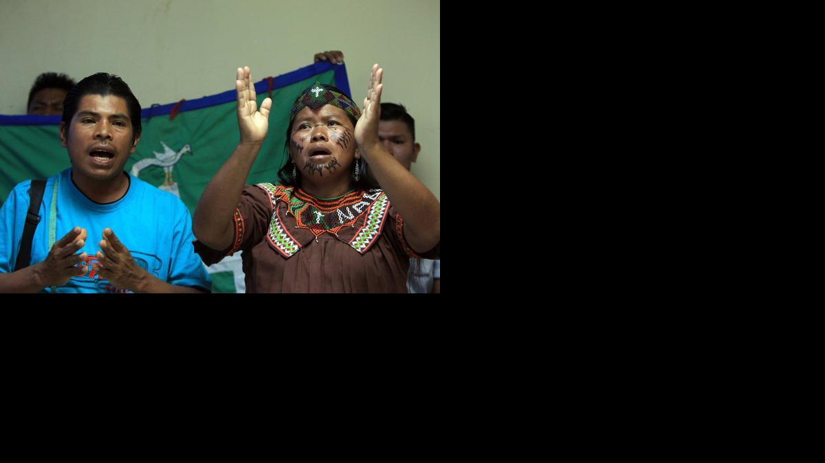 
La cacica Clementina Pérez Jiménez (der.), participa en una rueda de prensa en Ciudad de Panamá, para dununciar la construcción de una hidroeléctrica.
