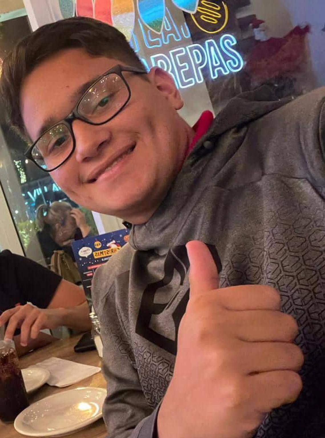 Los padres de un joven venezolano que falleció en un accidente en el sur de la Florida claman por una visa para poder viajar a EEUU y repatriar el cuerpo.