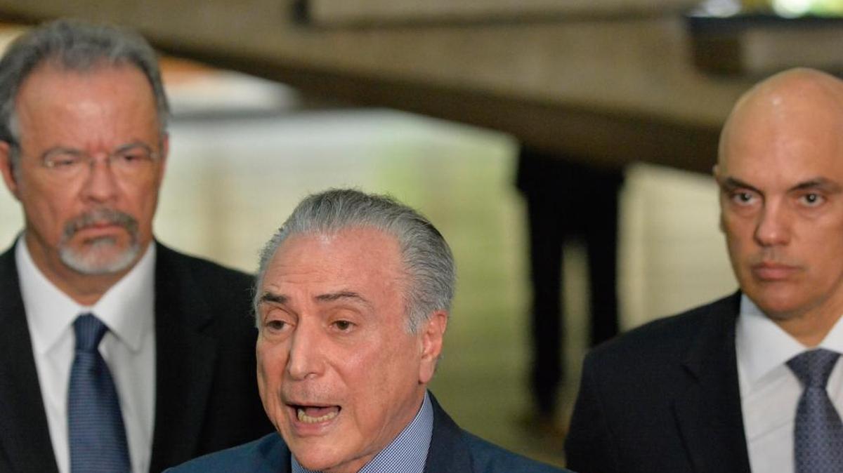 El presidente brasileño, Michel Temer, habla a los periodistas después de asistir a la reunión para discutir la seguridad pública.