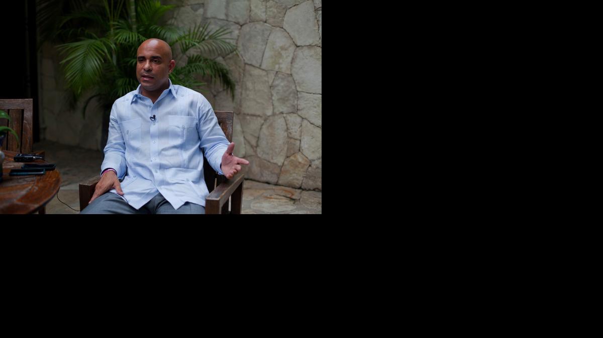 
El ex primer ministro de Haití, Laurent Lamothe, habla en Puerto Príncipe, el lunes. Lamothe, anunció el pasado domingo su dimisión, después de que el presidente, Michel Martelly, se manifestara de acuerdo con el informe de la Comisión Consultiva que recomendó su destitución para superar la crisis política.
