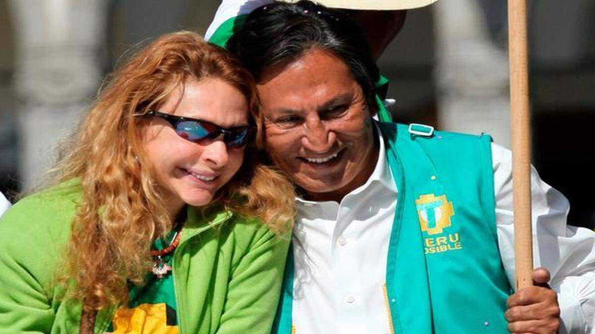 
El ex presidente peruano Alejandro Toledo y su esposa, Eliane Karp, en campaña política en el 2011.
