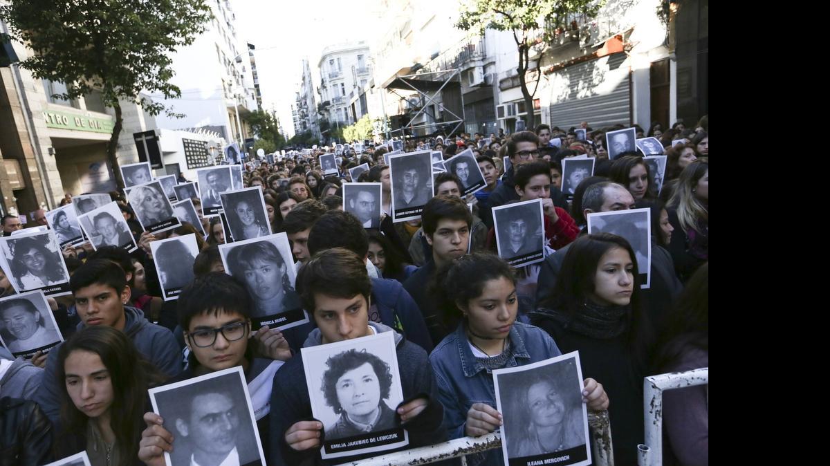 
Cientos de personas participan el viernes en el homenaje a las víctimas del atentado contra la asociación judía AMIA, ocurrido hace 21 años en Buenos Aires. Iara Nisman, la hija mayor del fiscal Alberto Nisman, que investigó ese atentado, pidió ayuda para ‘encontrar la verdad’ sobre la muerte de su padre.
