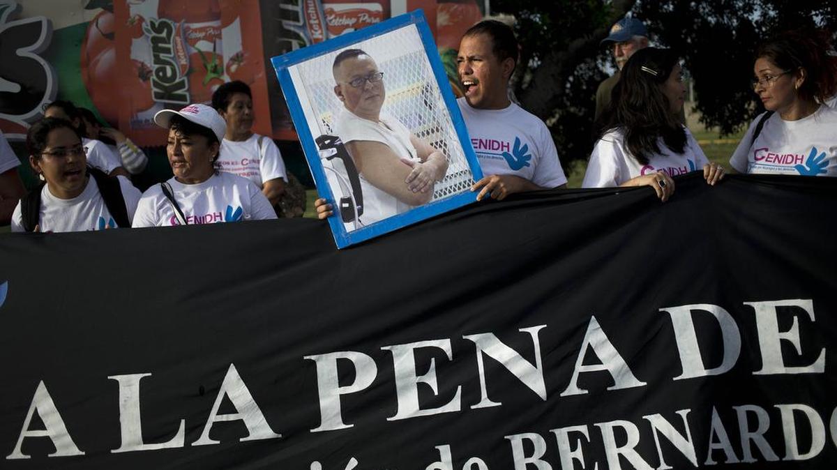 
Integrantes del Centro de Derechos Humanos de Nicaragua, muestran una foto de Bernardo Aban, durante una manifestación en Managua, el lunes.


