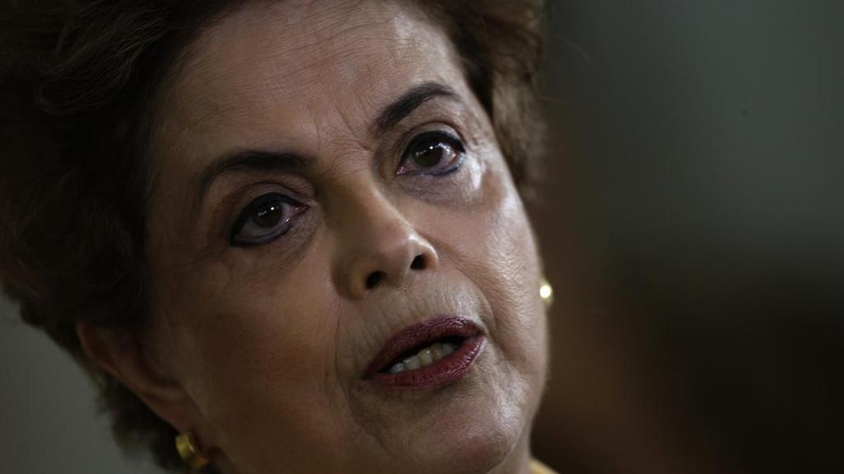 La presidenta brasileña, Dilma Rousseff, habla durante una rueda de prensa el martes 5 de abril de 2016, en Brasilia (Brasil), donde comentó con ironía las propuestas formuladas por diversos grupos políticos que defienden una convocatoria de nuevas elecciones para este mismo año, a fin de superar la crisis política del país. "