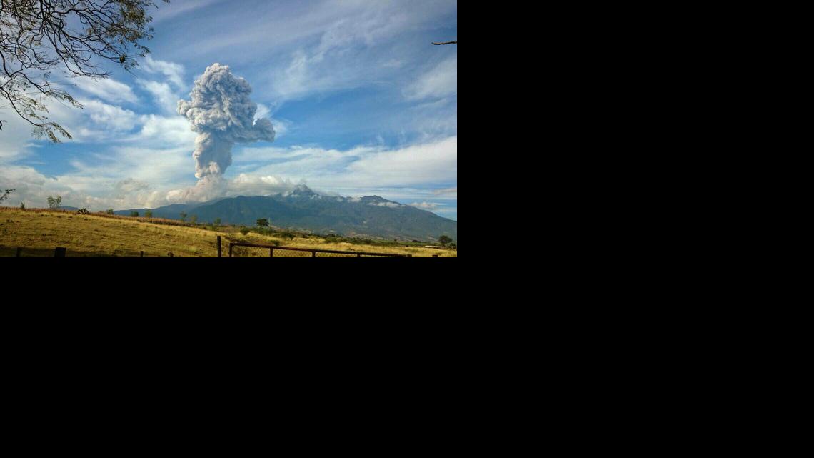 Explosión en Volcán de Colima en México lanza columna de humo de 3,000 ...