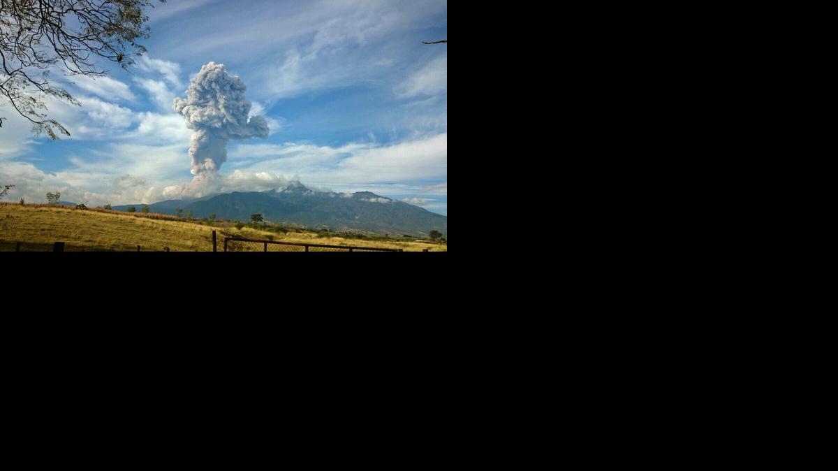 
Fotografía cedida hoy, sábado 3 de enero de 2015, por autoridades de Protección Civil del estado de Jalisco (México), que muestra una explosión del volcán Colima, ubicado en el estado homónimo que originó una columna de vapor y ceniza que alcanzó los 3 mil metros de altura informó el organismo. Protección Civil dijo que el episodio no representa riesgo para la población pero si han pedido se protejan de la caída de ceniza usando mascarilla o pañuelos para evitar el polvo en las vías respiratorias y proteger los ojos. 
