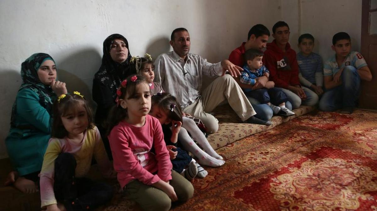 
Mohammed Aloun (cen.), y su familia, forman parte de un grupo de sirios que Uruguay les concedió asilo político en el 2014.
