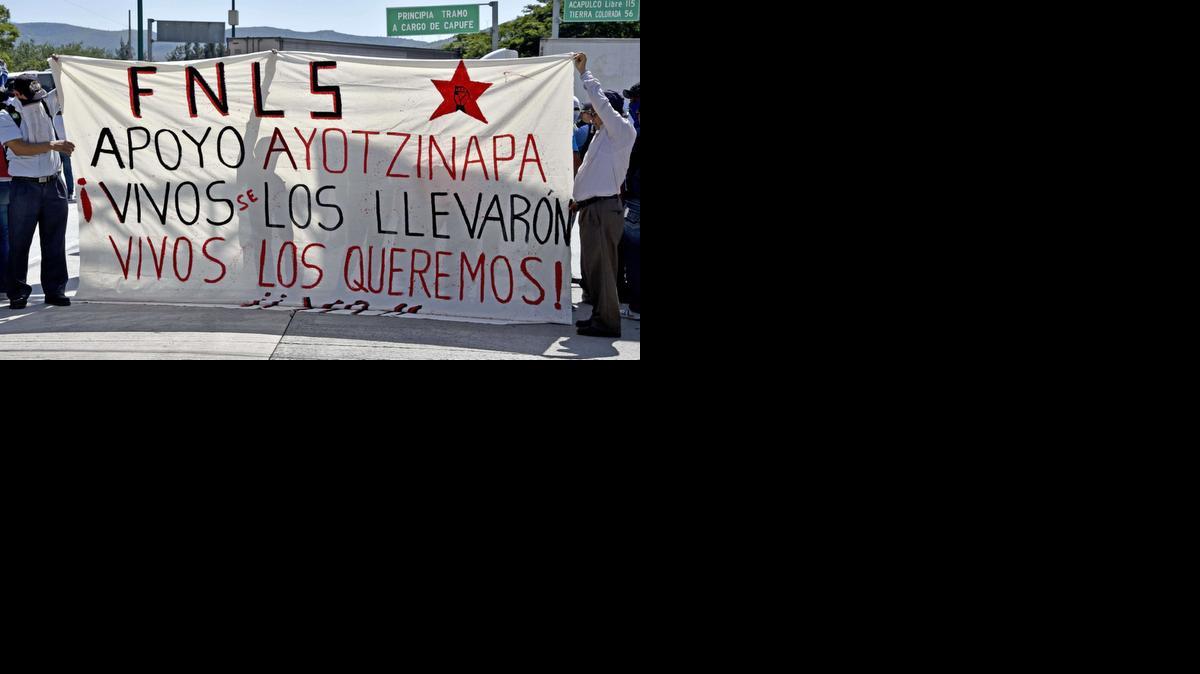 
Estudiantes participan en el bloqueo a la autopista Chilpancingo-Acapulco exigiendo que aparezcan con vida sus 43 compañeros que desaparecieron el 26 de septiembre en el estado mexicano de Guerrero.
