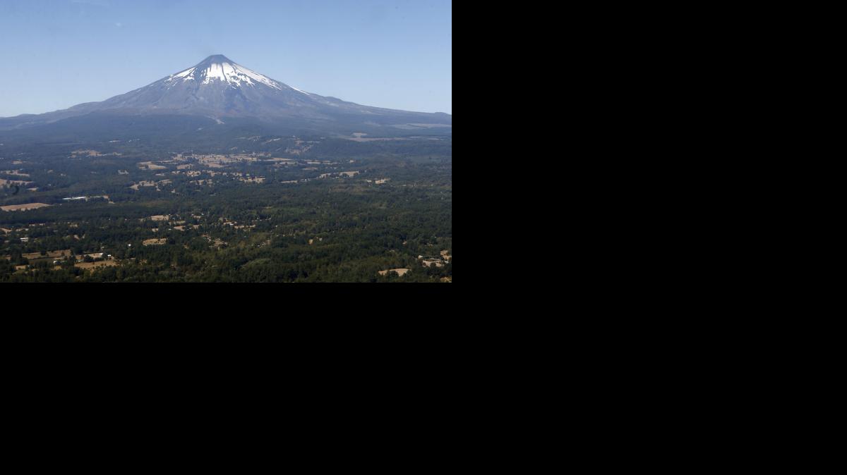 
Vista general del volcán Villarrica hoy, miércoles 3 de marzo de 2015, a 25 kilómetros de la localidad de Villarrica, unos 750 kilómetros al sur de Santiago de Chile (Chile).
