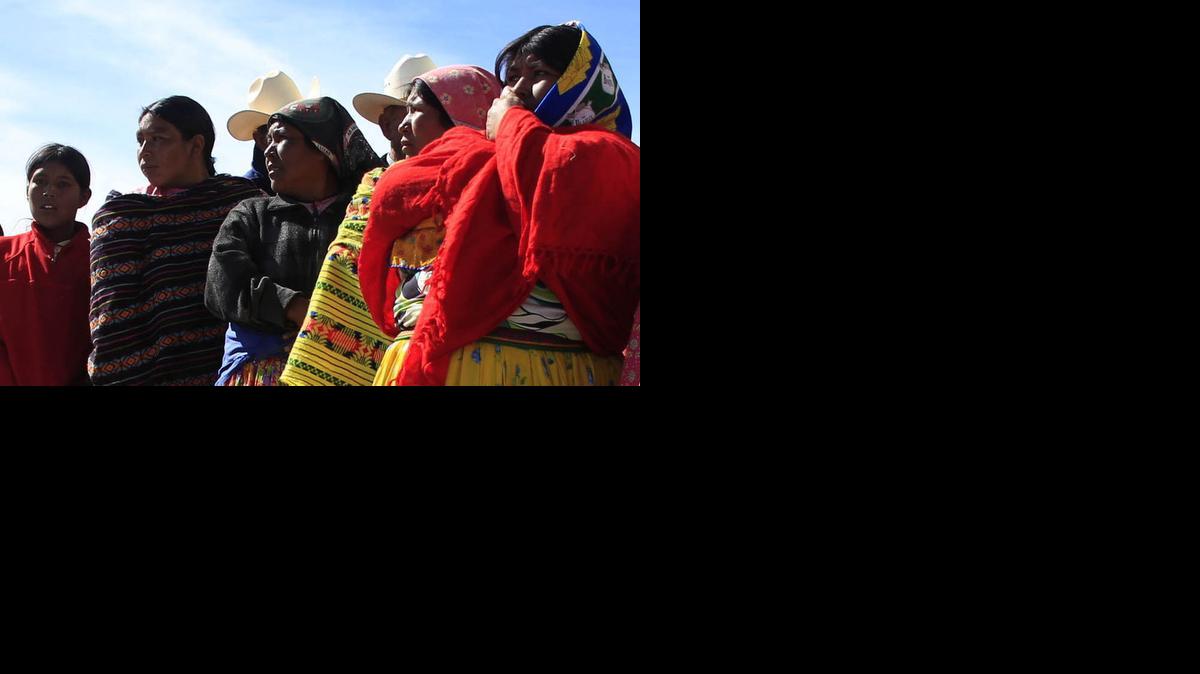 
Indígenas raramuri de la comunidad de Huisarorare en la Sierra Tarahumara, del norteño estado de Chihuahua, México. (Foto de archivo)

