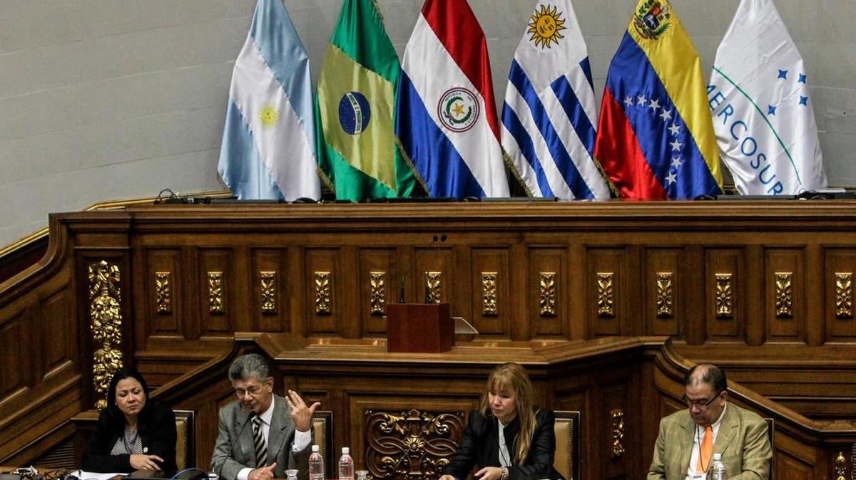 El presidente de la Asamblea Nacional de Venezuela, Henry Ramos Allup (2 i) habla, acompañado de los diputados de la comisión de Derechos Humanos de Mercosur, Dennis Fernández (i) de Venezuela; Cecilia Brito (2 d), de Argentina; y Luis Emilio Rondón (d), de Venezuela, hoy, viernes 8 de julio de 2016, en Caracas. La comisión de Derechos Humanos del Parlamento del Mercosur celebró una sesión para exponer sus observaciones tras su visita a Venezuela, donde evidenció la ausencia de derechos en el país.