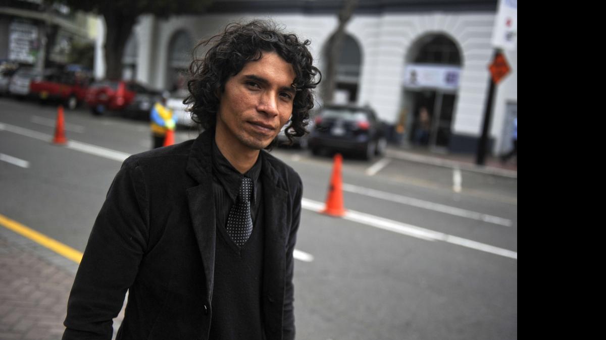 
El escritor peruano José Carlos Aguëro, autor del libro ‘Los Rendidos, sobre el don de perdonar' sobre el grupo armado Sendero Luminoso, posa en Lima.
