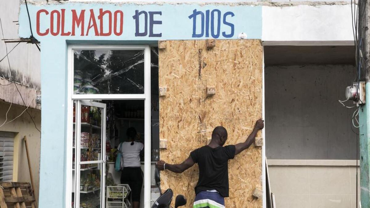 Un cubre la ventana de una bodega antes de la llegada del huracán Irma el miércoles en Las Terrenas, República Dominicana.