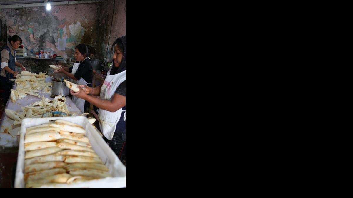 
Mujeres elaboran los tradicionales tamales el sábadoen Ciudad de México (México). 
