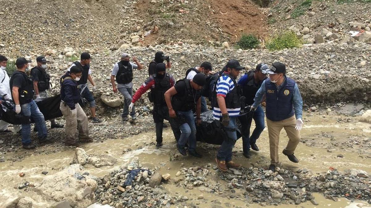 Fotografía cedida por la Agencia Boliviana de Información (ABI) muestra el momento del levantamiento de los cadáveres de una pareja desaparecida en Año Nuevo, el viernes 19 de enero de 2018, en un río de La Paz, Bolivia. La joven pareja desapareció sin rastro en Año Nuevo, después de 19 días de un caso que tiene en vilo a la opinión pública.